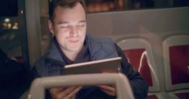 Tablet Pc ile Adam otobüste bir görüntülü sohbet sahip