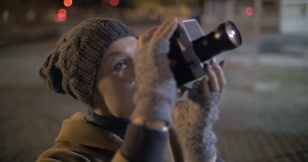 Night shooting of Coliseum with retro camera — Stock Video