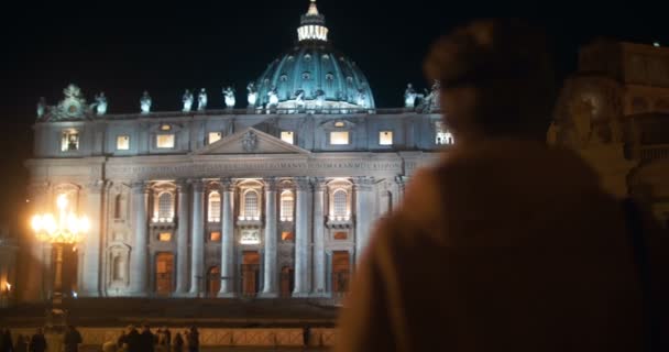 Nachtzicht op de Sint-Pietersbasiliek in Vaticaanstad — Stockvideo