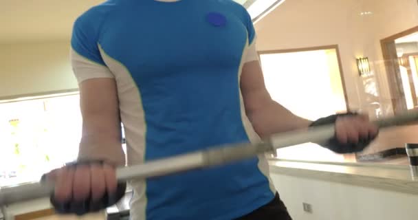 Homem fazendo esforços em exercício com barra transversal — Vídeo de Stock