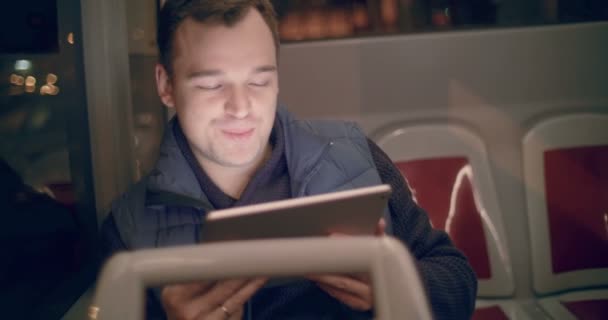 Hombre con tablet PC teniendo un chat de vídeo en el autobús — Vídeos de Stock