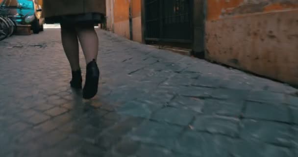 Woman in a hurry running along the street — Stok video
