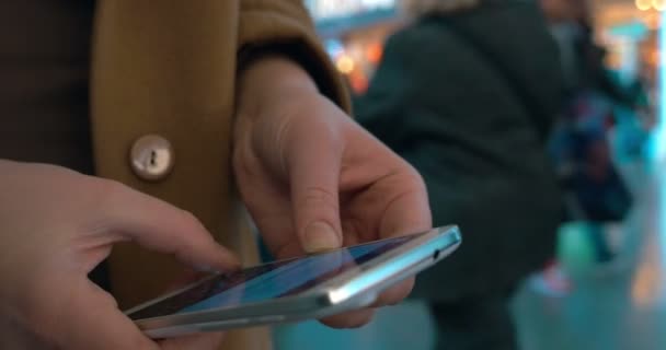 Las manos de la mujer escribiendo en el móvil en la estación — Vídeos de Stock