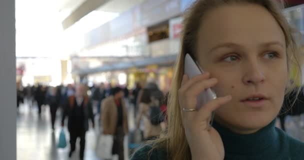 Woman talking on the phone at the station — Stockvideo