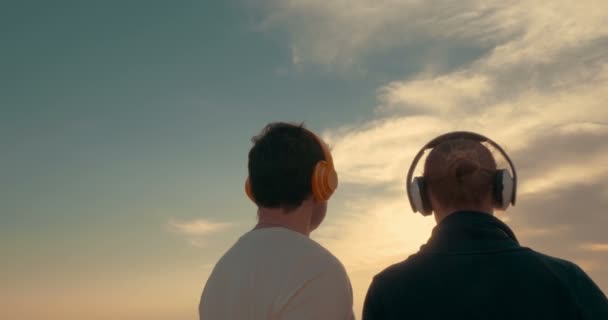 Él y ella admirando el sol de la tarde sobre el mar — Vídeo de stock