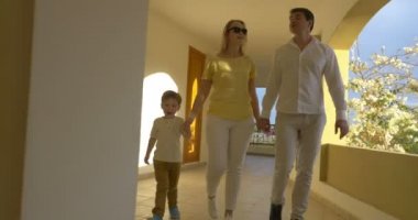 Genç aile geçit üzerinde yürüme