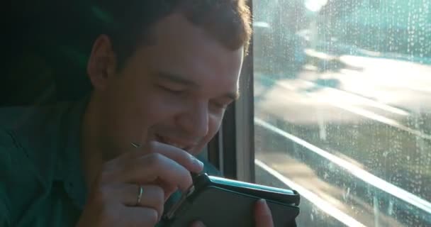 Hombre feliz charlando en el teléfono móvil — Vídeo de stock