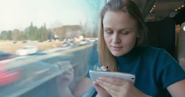 Chatování na telefonu během jízdy vlakem — Stock video