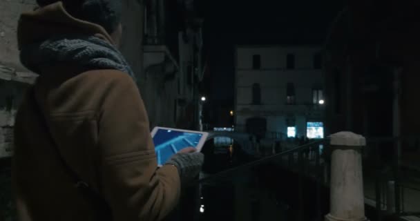 Женщина с блокнотом ночью снимает Венецианский канал — стоковое видео