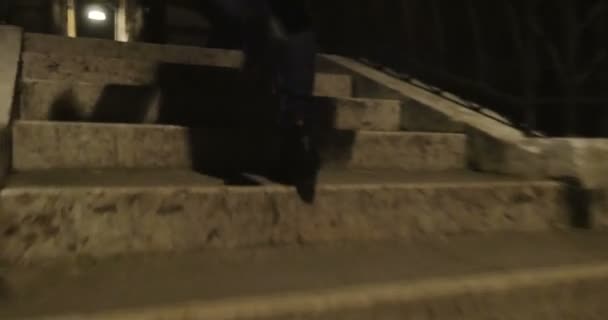 Mujer corriendo en callejón oscuro por la noche — Vídeo de stock