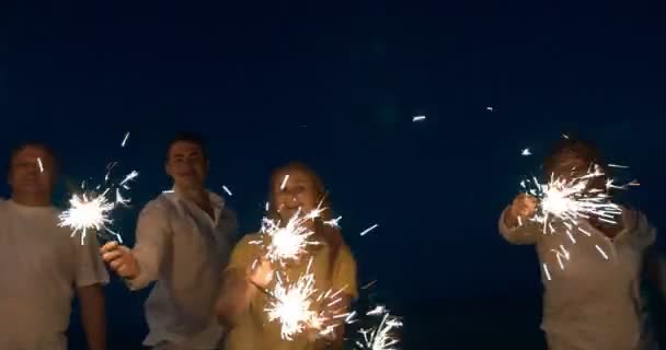 Pessoas acenando Sparklers iluminação — Vídeo de Stock