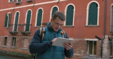 Venedik 'te bir turist tablette sohbet ediyor.