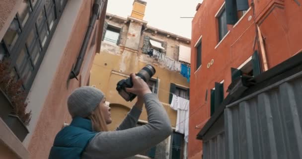 Fotógrafa tomando fotos de casas antiguas — Vídeos de Stock