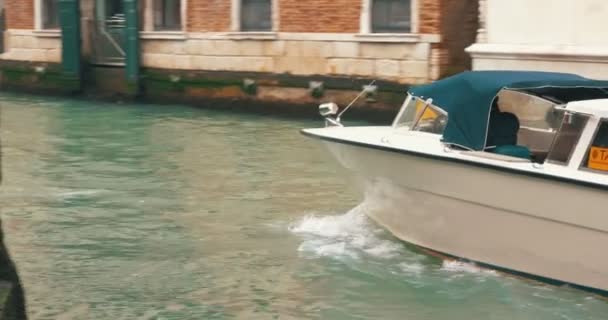 Woman working with laptop by the canal in Venice — Stock Video