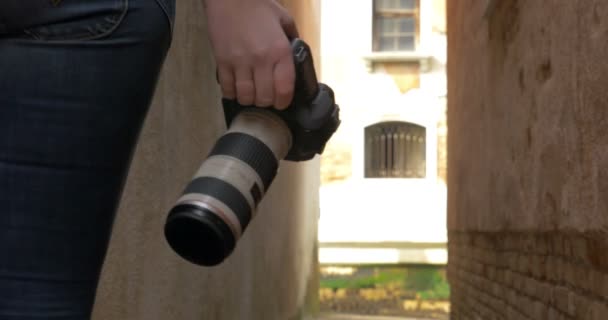 Vrouw met fotocamera dwalen in steegje — Stockvideo