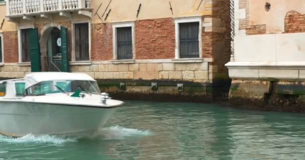 Fotógrafo trabalhando junto ao canal em Veneza — Vídeo de Stock