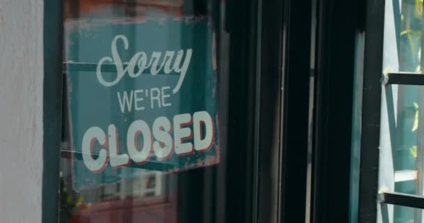 Kvinnans öppningsbutik vänder på skylten — Stockvideo