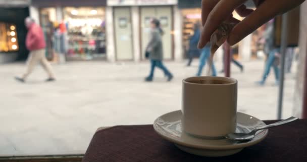 咖啡店橱窗边喝咖啡的女人 — 图库视频影像
