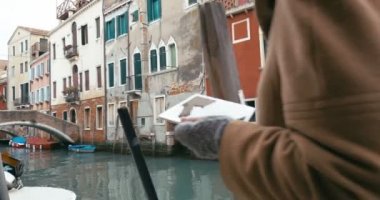 Venedik'te yürüyüş sırasında tablet Pc kullanarak Kız