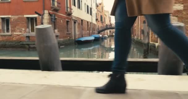 Frau in Venedig läuft am Kanal entlang — Stockvideo