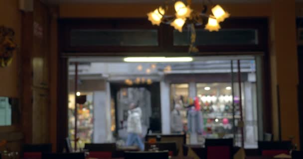 Vista a la calle a través de ventana de cafetería o restaurante — Vídeo de stock