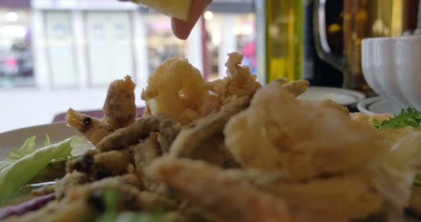 Вичавлення лимонної вежі на морепродуктах — стокове відео
