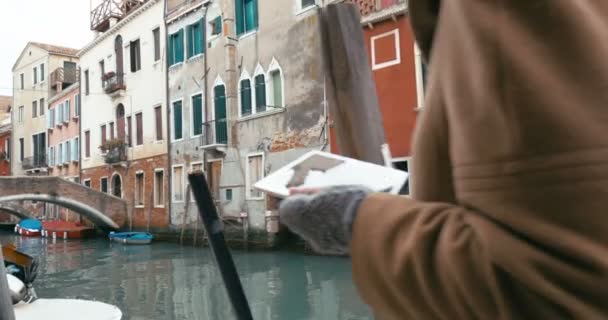 Chica usando tableta PC durante el paseo en Venecia — Vídeos de Stock