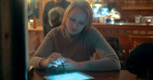 Mulher usando Tablet PC com Stylus no Café — Vídeo de Stock