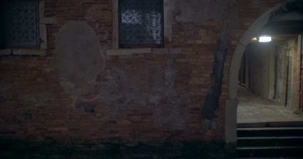 Femme utilisant sa tablette PC dans la rue 