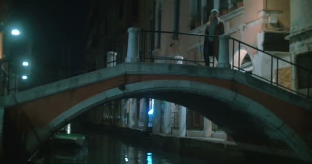 Frau spaziert durch Venedig und macht Fotos