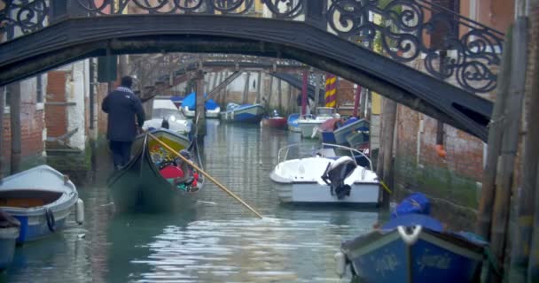 Gondole avec les touristes naviguant sur le canal vénitien — Video