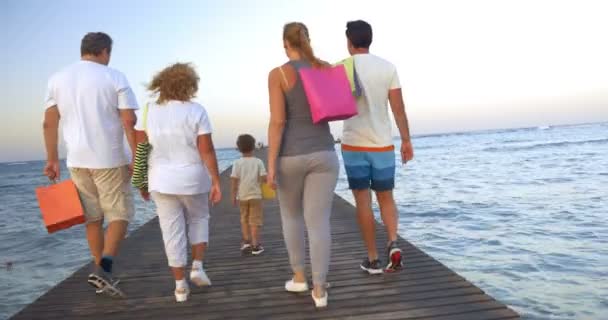 Gran familia con bolsas de compras en el muelle en el mar — Vídeo de stock