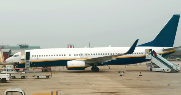 Az sayıda yolcu taşıyan yolcu uçağı — Stok video