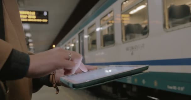 Kommunikation mit Tablet-PC in U-Bahn — Stockvideo