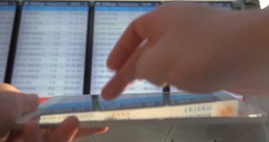 Havaalanındaki uçuş tarifeye göre ped kullanma