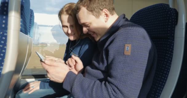 Tienen tiempo agradable con la almohadilla táctil en el tren — Vídeos de Stock