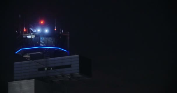 Torre de controle do aeroporto à noite — Vídeo de Stock