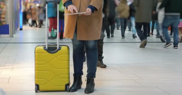 Mulher que passa o tempo com almofada no aeroporto — Vídeo de Stock