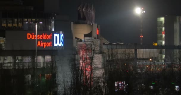 Düsseldorf havaalanı ile gece şehir manzarası — Stok video