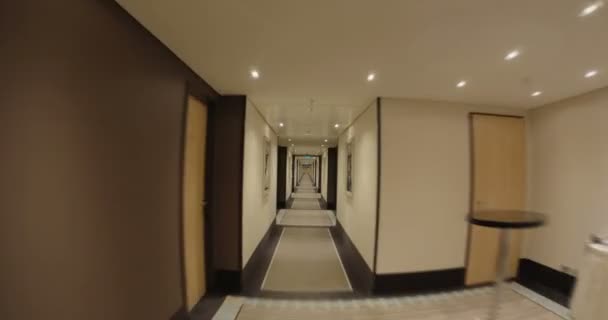 Marcher dans le hall vide de l'hôtel 