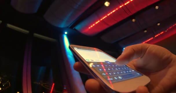 Escribiendo sms en el club nocturno — Vídeo de stock