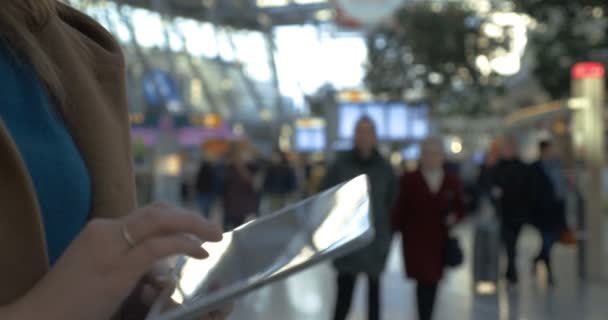 Frau verbringt Zeit mit Tablet-PC am Flughafen — Stockvideo