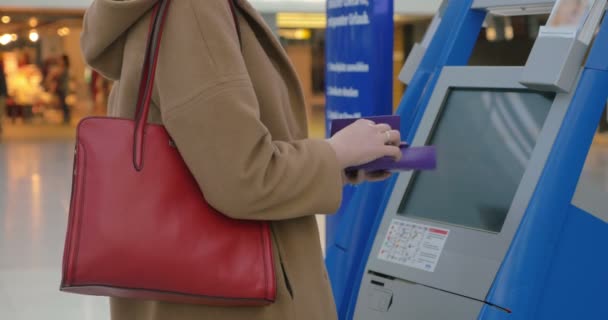 Mujer haciendo auto-check in en el aeropuerto — Vídeos de Stock