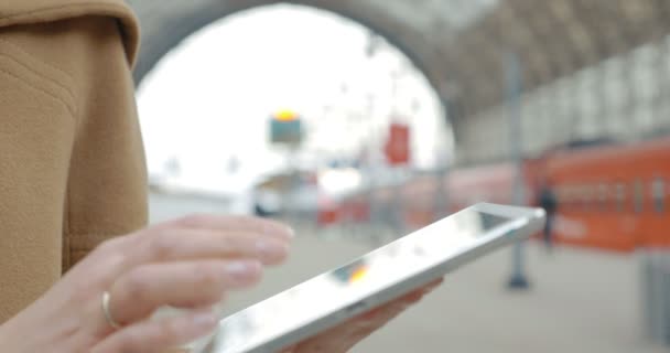 Meisje typen op touchpad op het station — Stockvideo