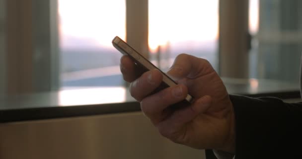 Hombre usando la celda para escribir el mensaje de texto — Vídeo de stock