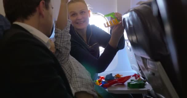 Родители и дети играют в самолете — стоковое видео