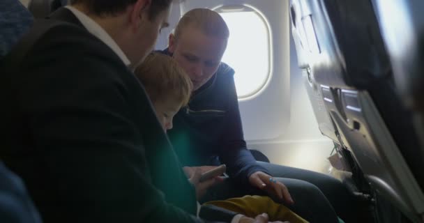 Parents et petit fils voyageant par avion — Video