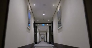 Boş bir otel koridorunda ilerleme zamanı