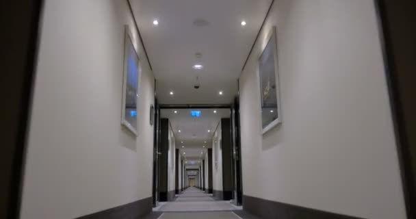 Tijdsverloop van het doorlopen van de gang van het lege licht hotel — Stockvideo