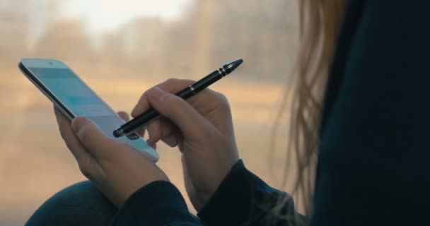 Mädchen schreibt SMS auf Smartphone im Zug — Stockvideo